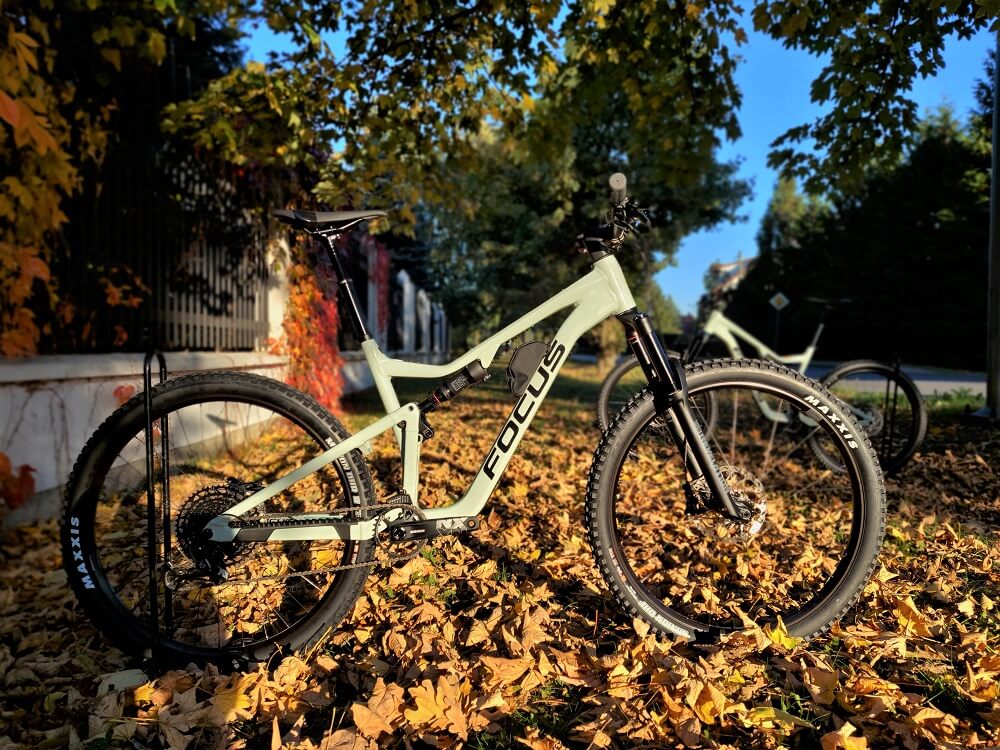 rower elektryczny przy ulicy