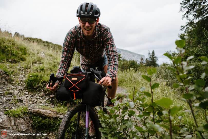 Rowerzysta na rowerze górskim MTB
