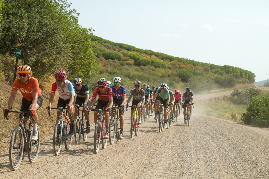 Rowerzyści na rowerach gravel